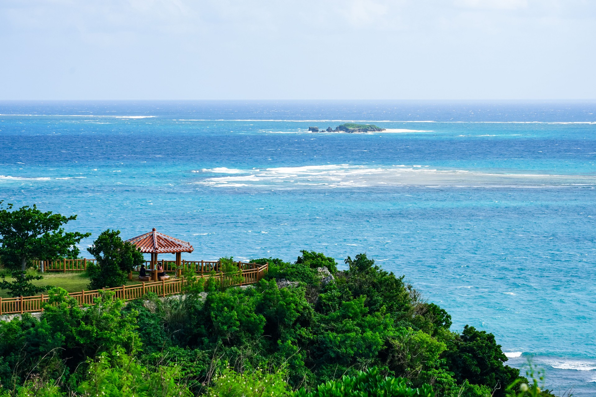 The observatory of Cape Chinen Park (Nanjo City, Okinawa Prefecture), where the green of the cape, the blue of the sea, the blue of the sky, and the traditional red tile roof of Okinawa are beautiful